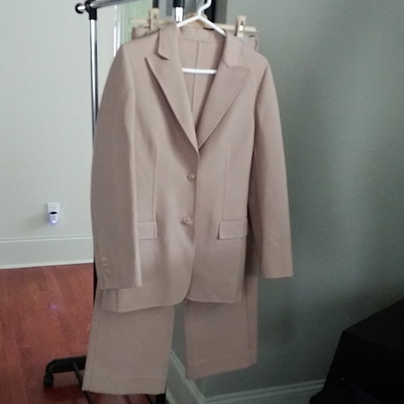 Gucci tan suit designed by Tom Ford - Picture 9 of 10